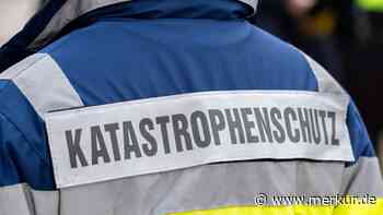 Bevölkerungsschutztag in Taufkirchen: Rettungshunde werden von Drehleiter abgeseilt