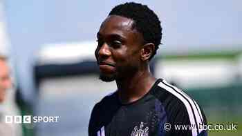 Swindon sign Newcastle midfielder Munda on loan