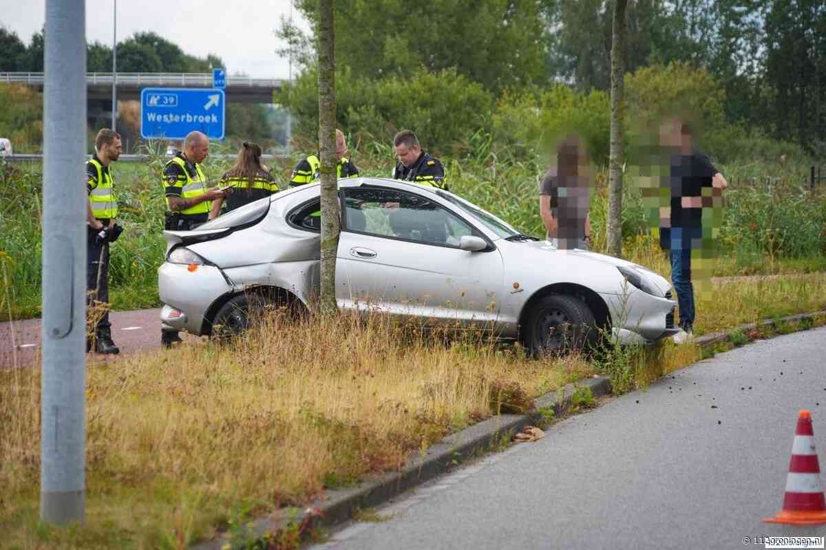 Auto uit de bocht gevlogen en tegen boom gebotst in Groningen