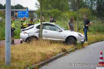 Auto uit de bocht gevlogen en tegen boom gebotst in Groningen