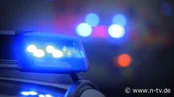 Auto prallt gegen Baum: 17-Jährige stirbt nach Raserunfall