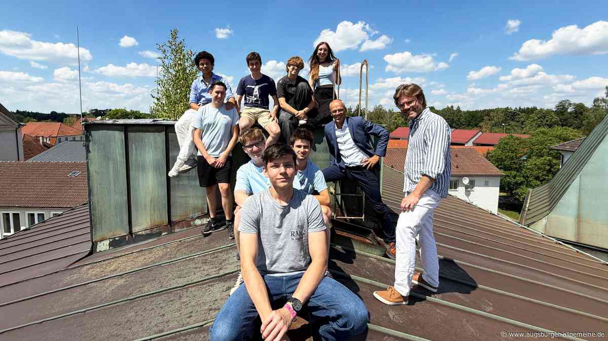 Schüler befüllen in St. Ottilien die BayernHistoryApp