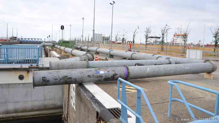 Pompen staan klaar om zout water in Kanaal Gent-Terneuzen te laten