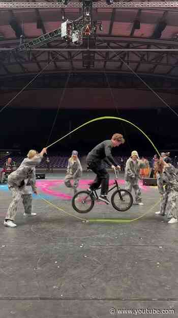 bmx meets jump roping w/ @timhofel & @haribow.dd 🤯 #PeopleAreAwesome #BMX #JumpRope #smooth