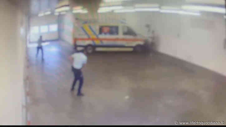 Prato, le immagini degli spari all’interno dell’ospedale: l’uomo tenta la fuga, l’agente esplode tre colpi