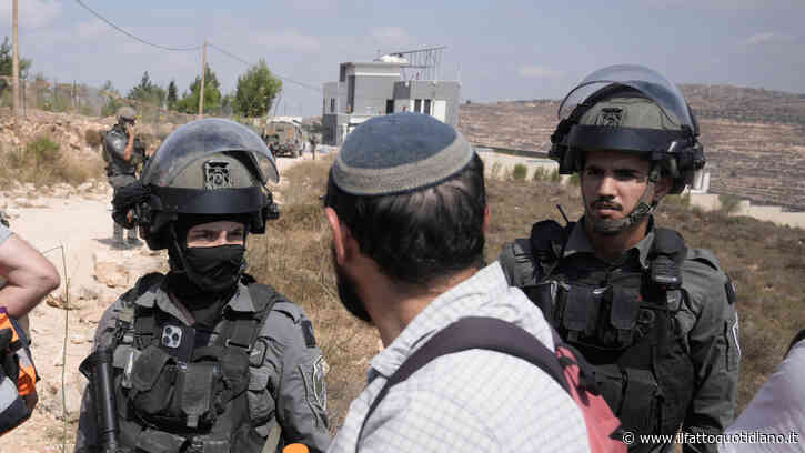 Israele vuole trasferire il controllo sui coloni dall’esercito alla polizia di Ben-Gvir. Che esulta: “E’ un passo verso l’annessione”