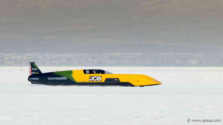Hydrogen-powered 'rocket car' tops 400 mph in record-breaking test (video)