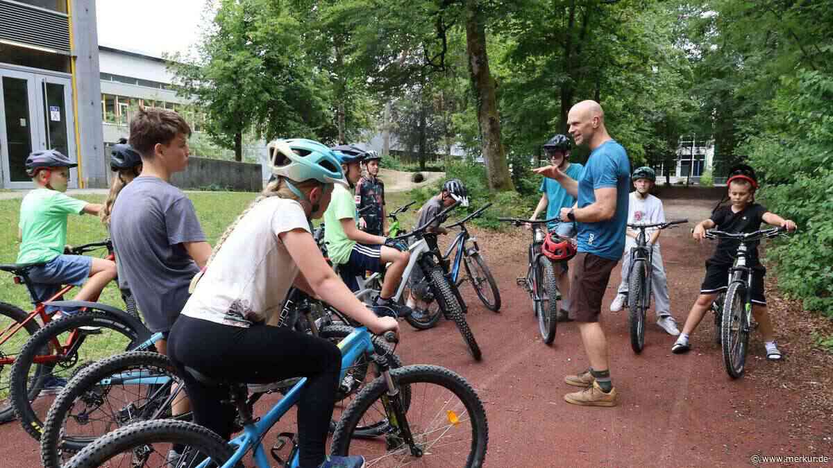 Sicher auf Trail und Teer: Gymnasium Geretsried hat rund ums Rad fahren viel zu bieten
