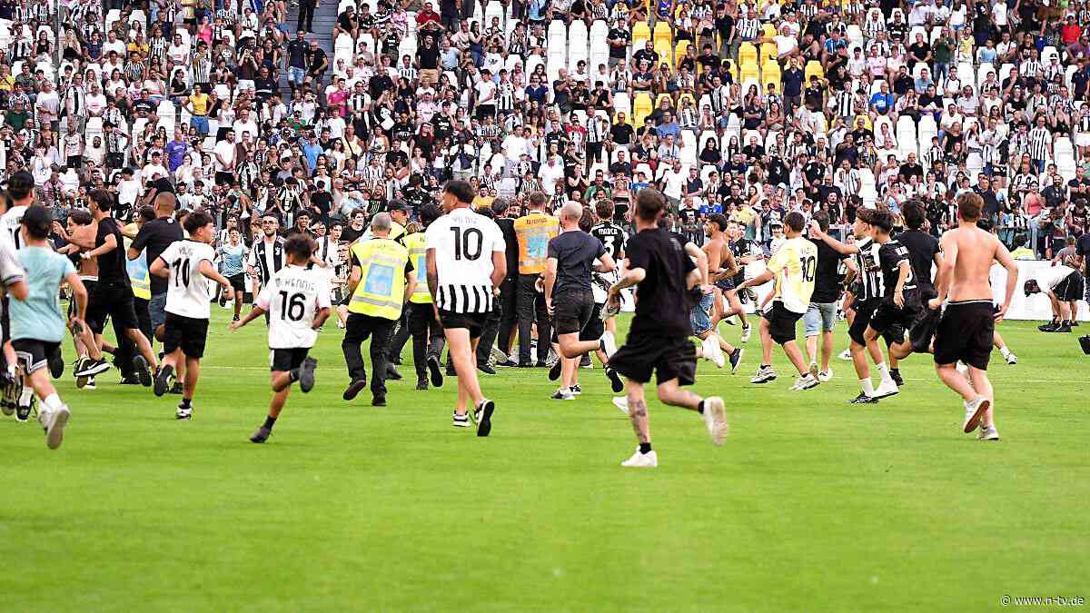 Wüste Szene im Test: "Killer-Tackling": Juve-Fan mäht eigenen Spieler gnadenlos um
