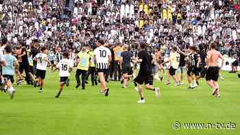 Wüste Szene im Test: "Killer-Tackling": Juve-Fan mäht eigenen Spieler gnadenlos um