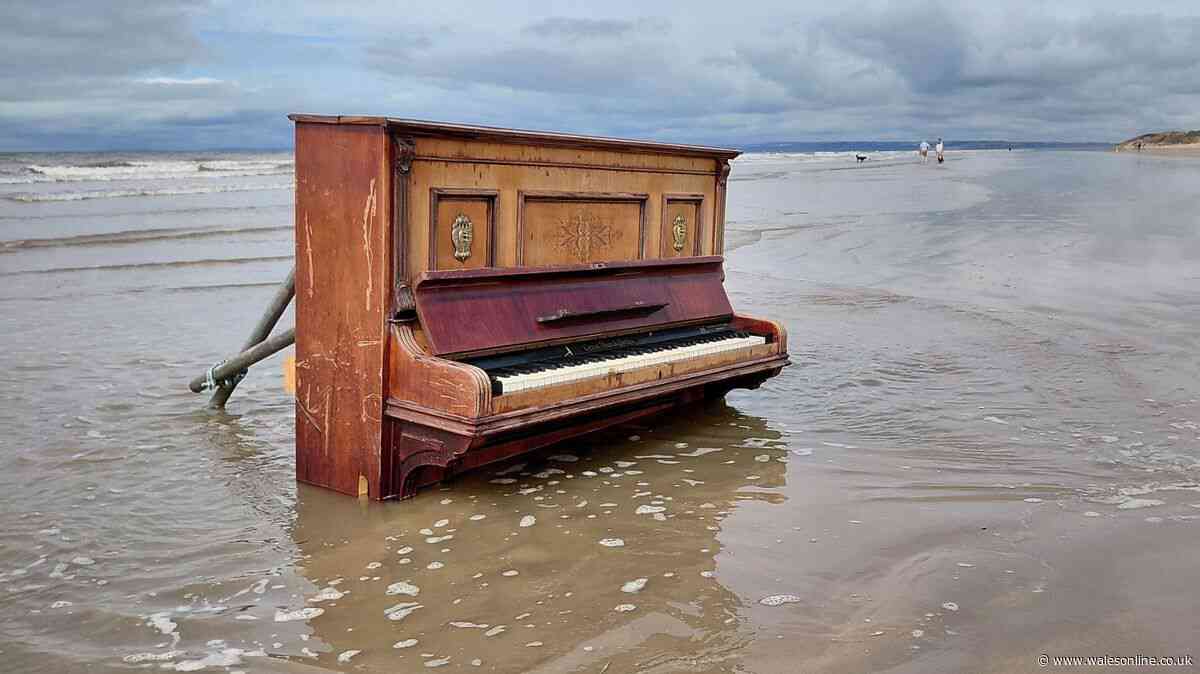 Piano mysteriously appears on Welsh beach