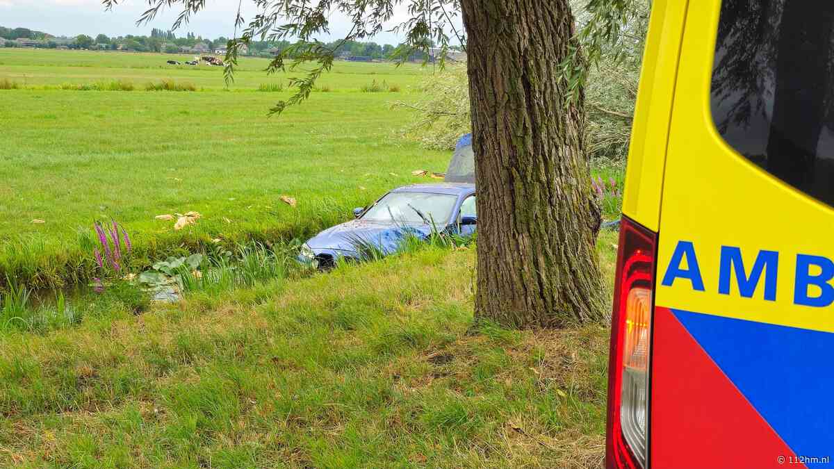 Bestuurder gewond na botsing tegen boom in Alphen aan den Rijn