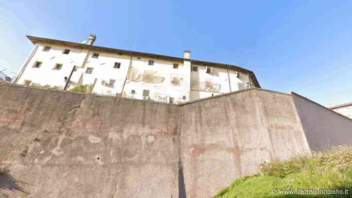 Si barrica in cella e dà fuoco al materasso: morto intossicato un 19enne detenuto nel carcere di Pordenone