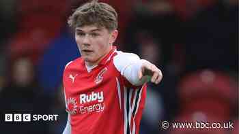 Stockport sign Man Utd winger Ennis