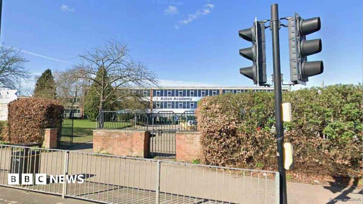 Physics teacher banned for relationship with pupil