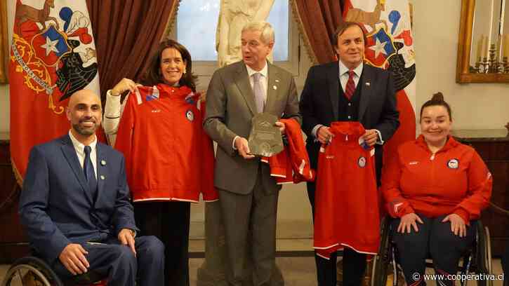 [VIDEO] Presidente Kast recibió la chaqueta oficial del Team ParaChile en homenaje en La Moneda