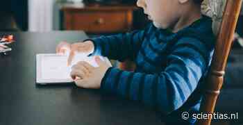Kinderen van ouders die veel op de smartphone zitten, leren trager nieuwe woorden