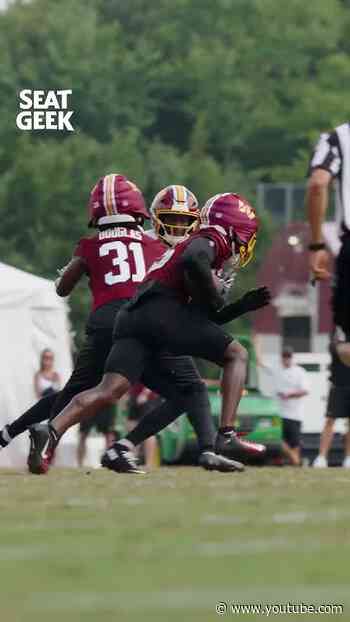 one-handed pick alert 🚨 #nfl #commanders #football #shorts #raisehail