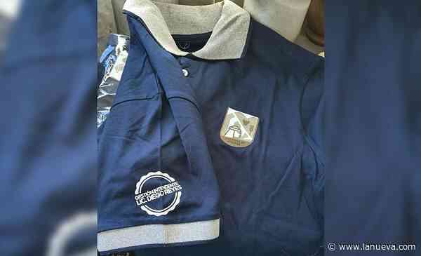 Enojo en la zona por un intendente que puso su nombre en el uniforme municipal