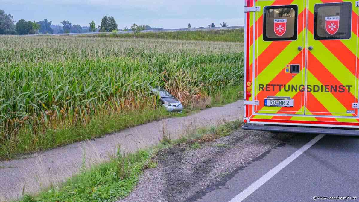Überholmanöver auf B15 bei Schechen geht schief: Toyota kracht in Porsche und landet im Maisfeld