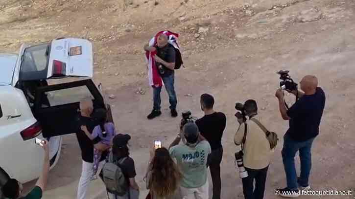 Qusra, il palestinese-statunitense Loui Ridi arriva a casa con la bandiera Usa e la issa sul tetto