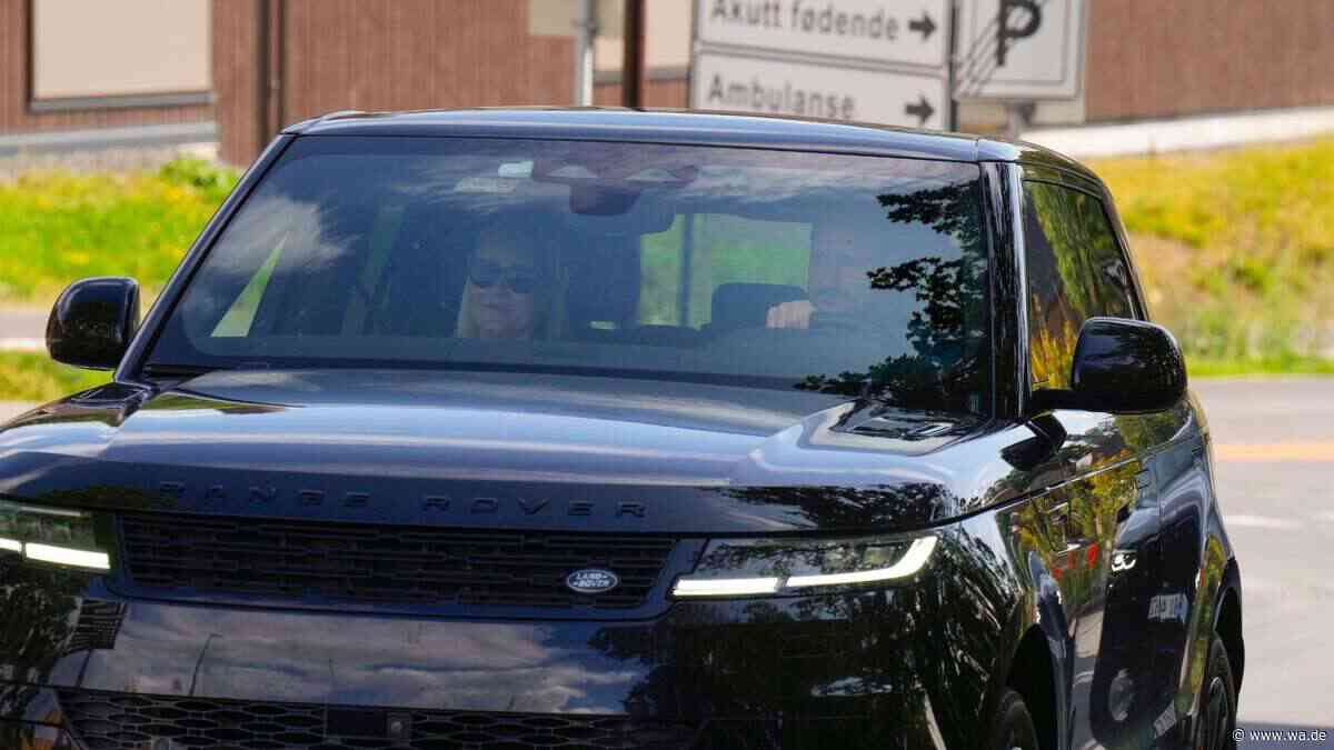 Erstes Foto seit Lungentransplantation: Mette-Marit mit Haakon auf dem Weg zu König Harald in Klinik