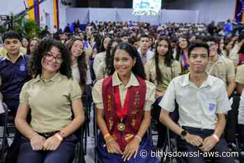 Delcy Rodríguez otorgó reconocimiento a más de 400 bachilleres con los mejores promedios