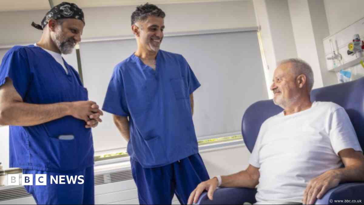 Former porter has first robotic knee surgery at hospital