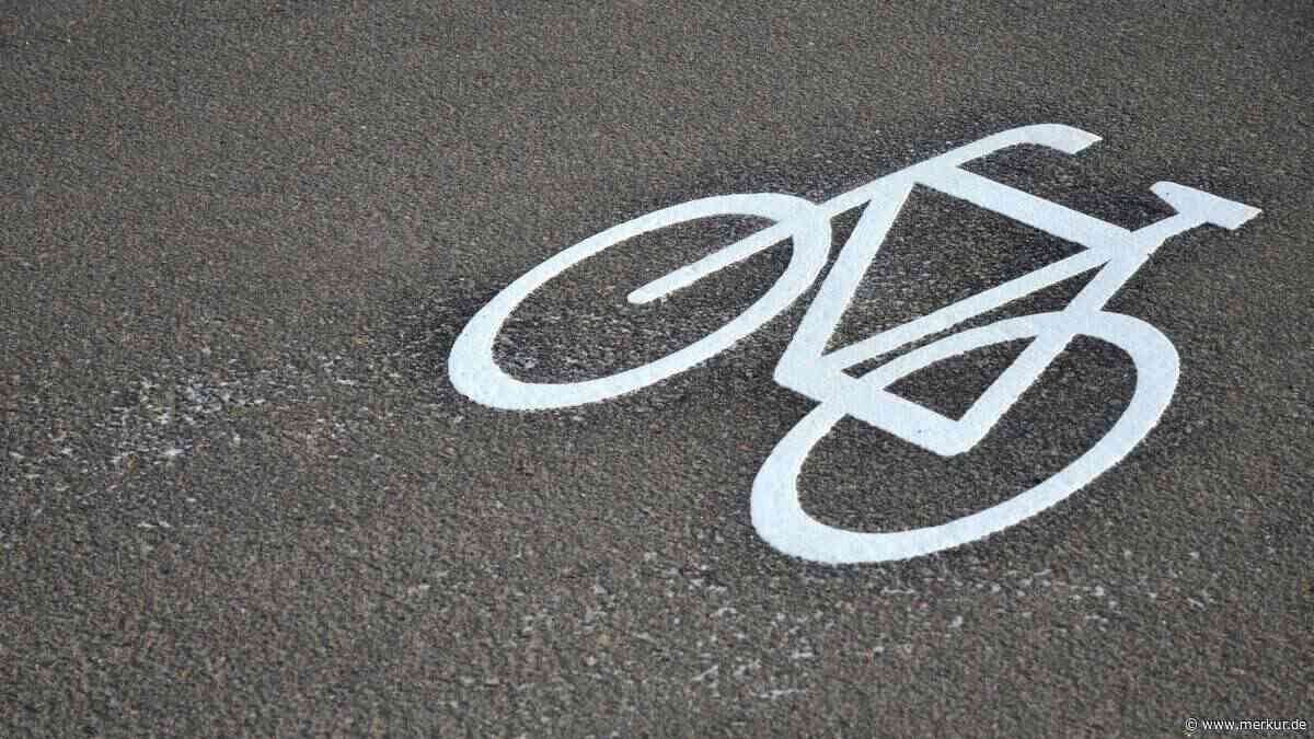 Piktogrammkette in der Bahnhofstraße in Neufahrn soll Radverkehr sicherer machen
