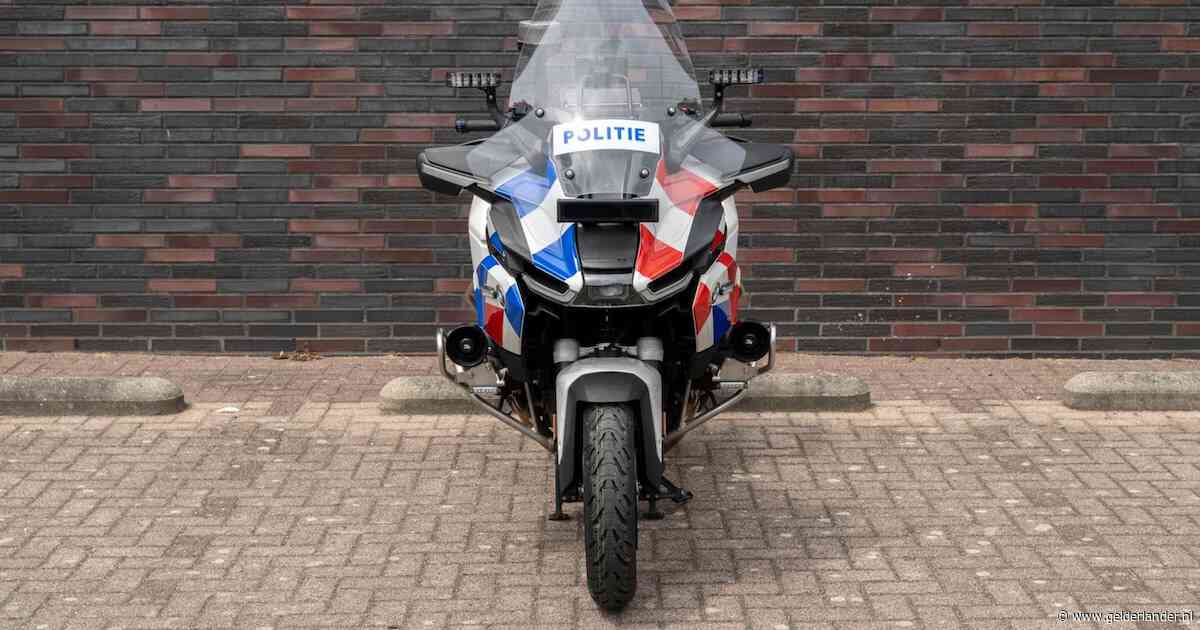 Man verslaapt zich, jakkert naar zijn werk en jaagt een politieagent op motor de stuipen op het lijf