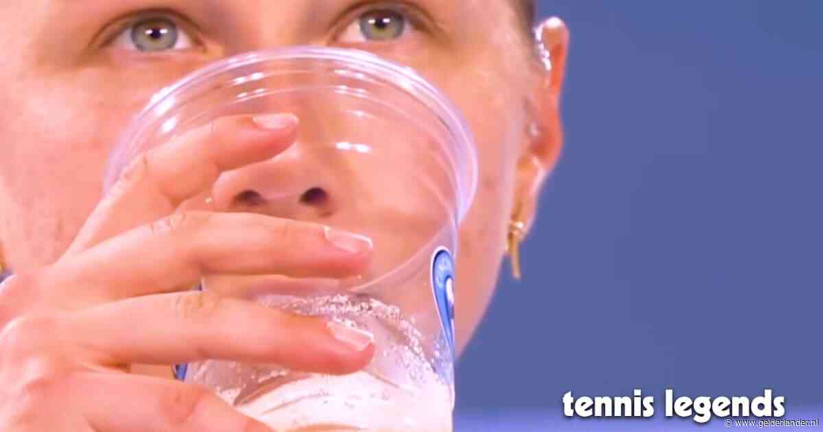 'Wat drinkt ze?' Tennisster haalt ineens gele beker onder haar handdoek vandaan en iedereen denkt: dit is bier