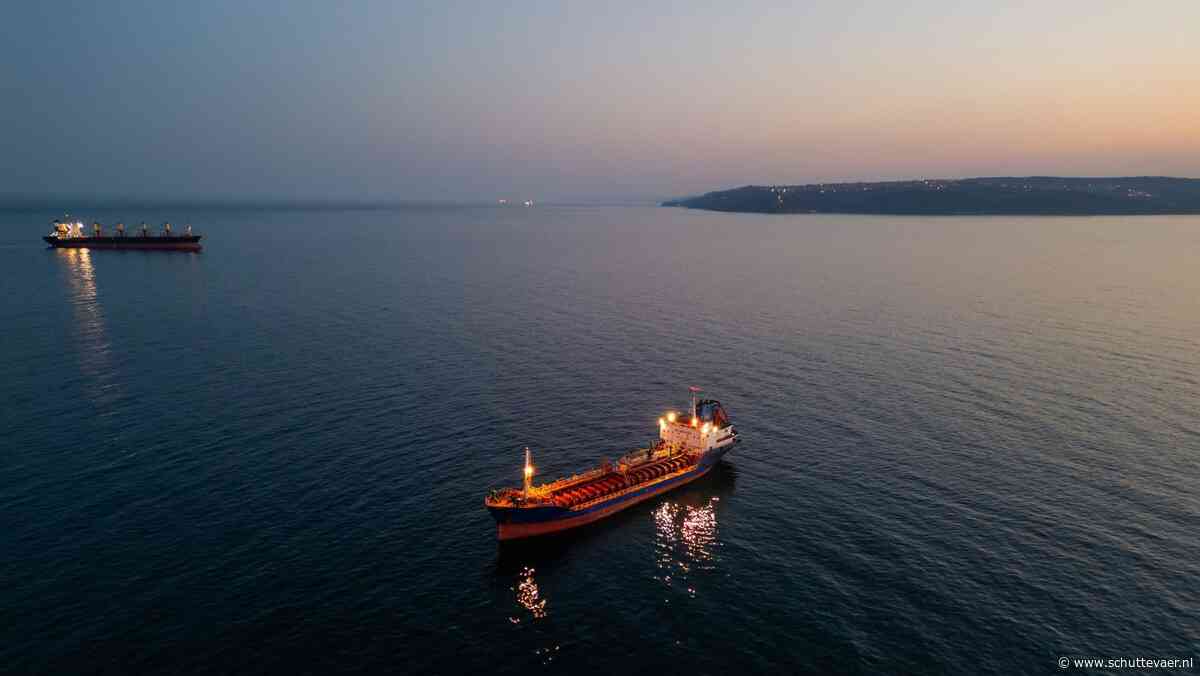 Twee tankers keren om in Straat van Hormuz, durven doorvaart niet aan