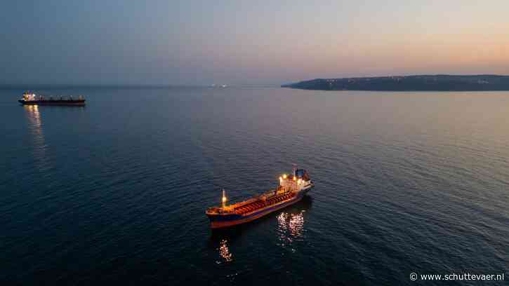 Twee tankers keren om in Straat van Hormuz, durven doorvaart niet aan