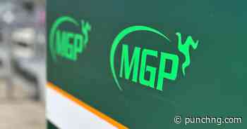 Manx Grand Prix: Rider dies in crash during qualifying