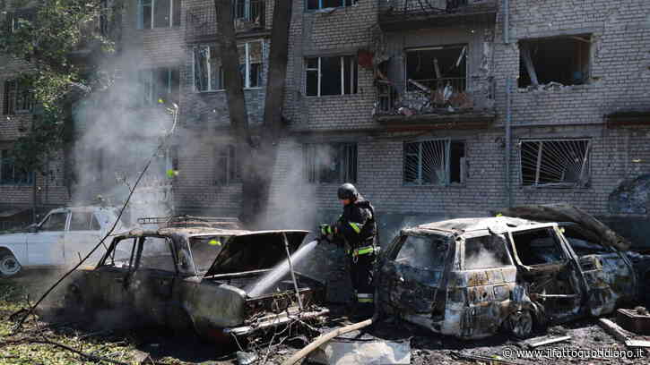 Ucraina, droni russi su un minibus a Kherson: quattro morti. Abbattuti 25 velivoli diretti verso Mosca