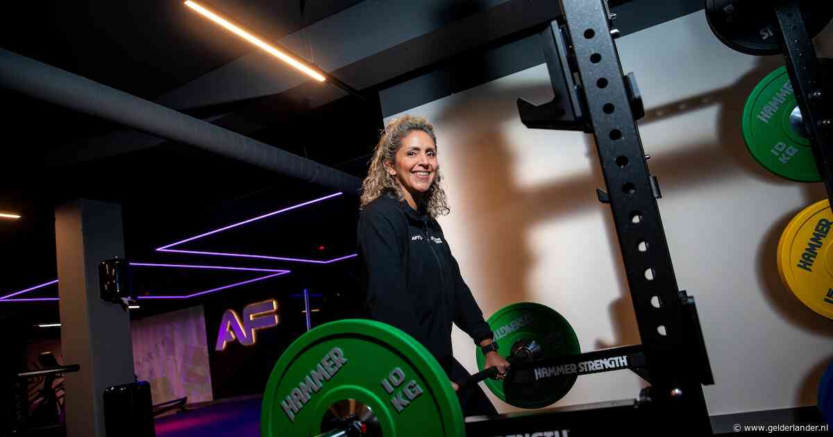Warid (43) werkte 10 uur per dag op de Zuidas, tot haar rug het begaf: nu opent ze een sportschool in Wijchen