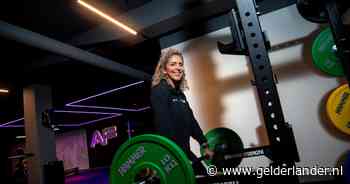 Warid (43) werkte 10 uur per dag op de Zuidas, tot haar rug het begaf: nu opent ze een sportschool in Wijchen