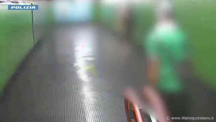 Fece cadere anziana per rapinarla in metro e 82enne finì in ospedale, fermato un 41enne. Il video dell’assalto