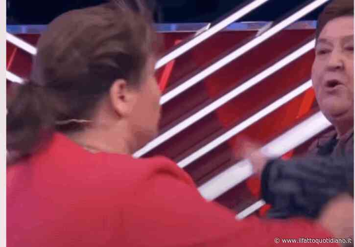 Si alzano dal divano, si insultano, si spintonano e iniziano a schiaffeggiarsi a vicenda: la lite in diretta tv tra Lydumila e Evgenia è virale – VIDEO
