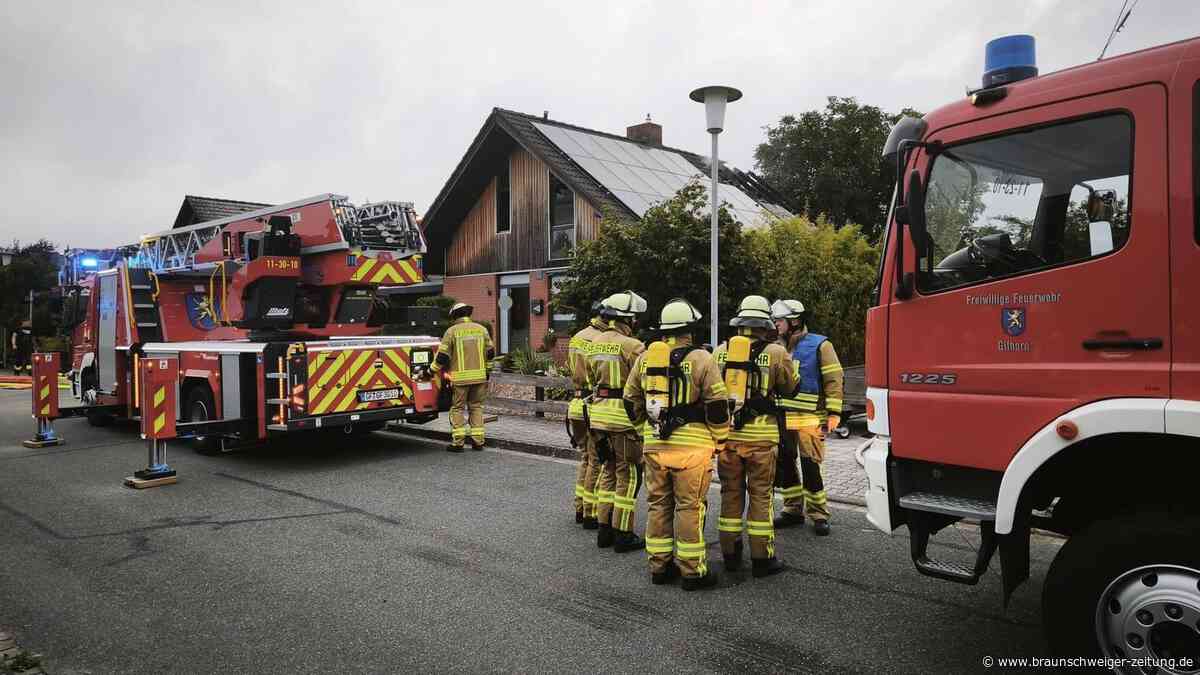 Feuerwehr stoppt Dachstuhlbrand in Jembke – Haus unbewohnbar