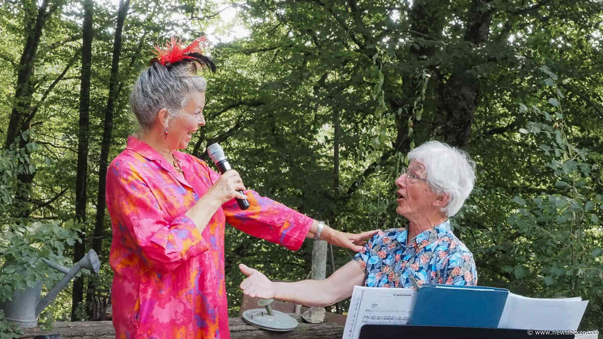 Meike (61) en Bam (68) veroveren harten in Frankrijk met bijzondere liedjes en worden verrast: ’Het is echt anders dan we gewend zijn in Nederland’