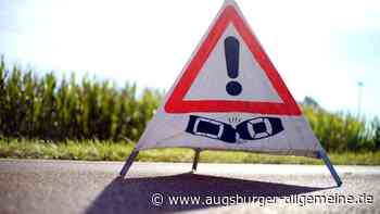 Junger Motorradfahrer passt nicht auf und kracht gegen das Heck eines Autos