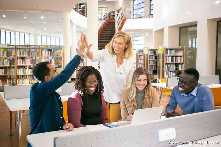 How Joining Leadership Programs For High School Students Enhances College Applications