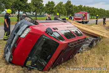 Holzlatten auf der Straße: Unfall auf der B 169 bei Roßwein