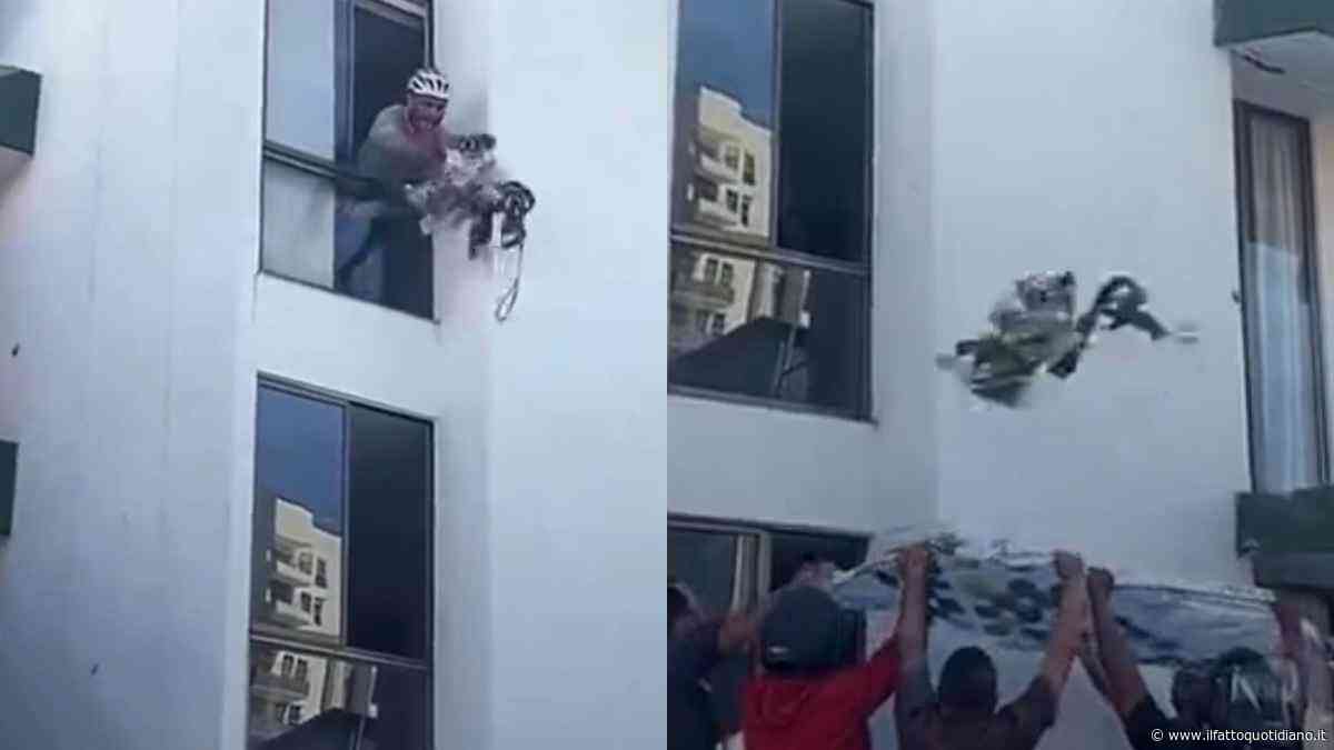 Cane rimane intrappolato al sesto piano dopo il terremoto in Colombia: lo lanciano su un telo per salvarlo, il video è virale