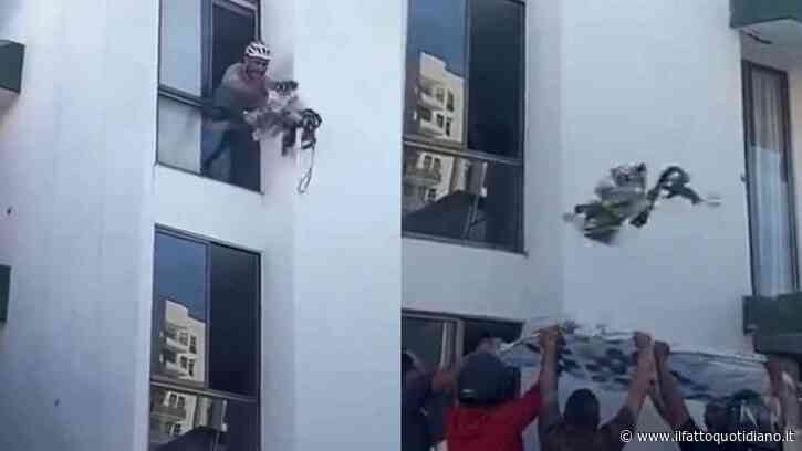 Cane rimane intrappolato al sesto piano dopo il terremoto in Colombia: lo lanciano su un telo per salvarlo, il video è virale