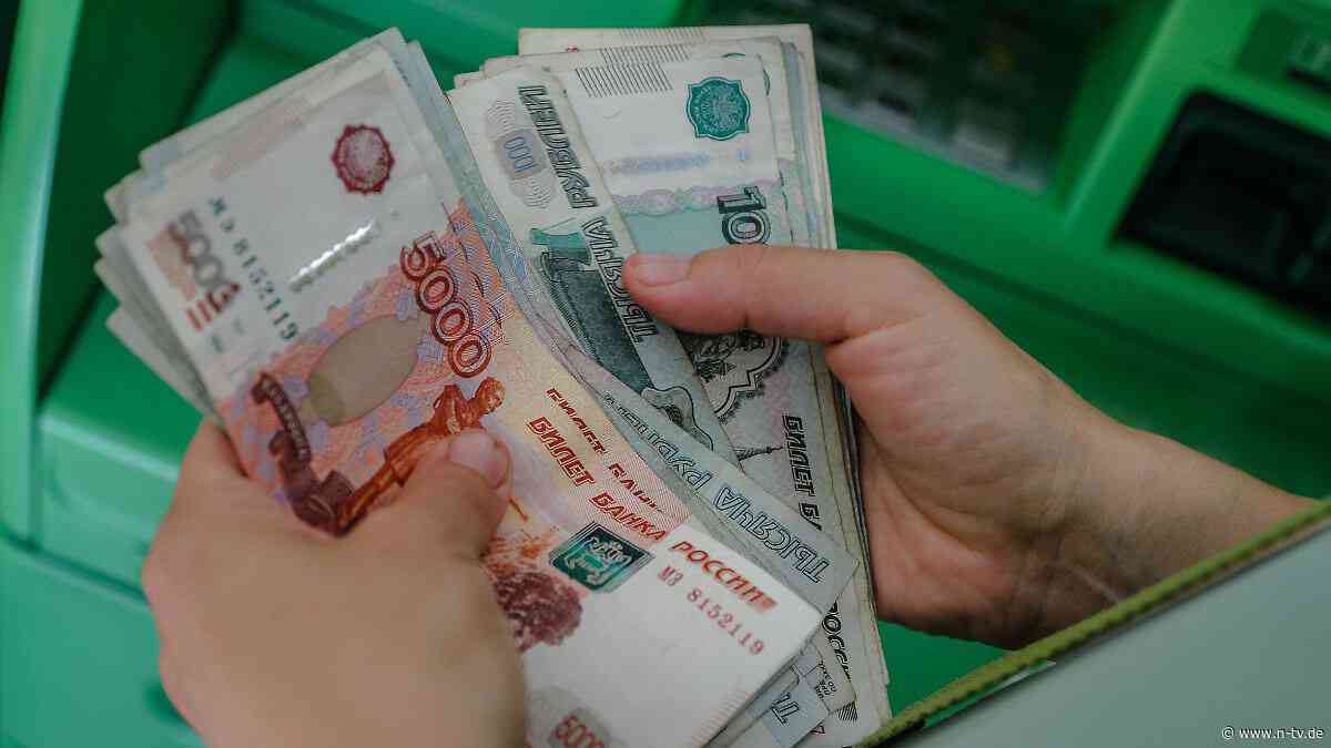 Flucht ins Bargeld : Russen heben Milliarden von ihren Konten ab 