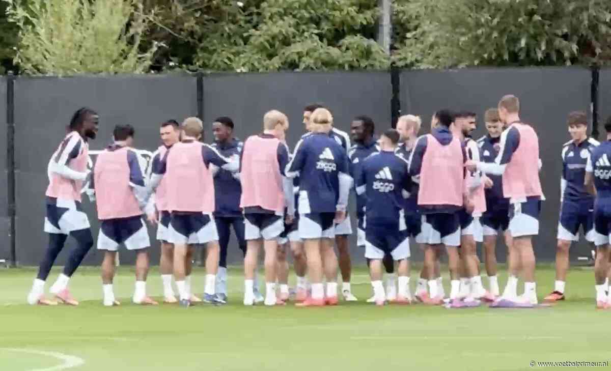 Leuke beelden: Ajax-aanwinst lijkt nu al één van sfeermakers te zijn in selectie