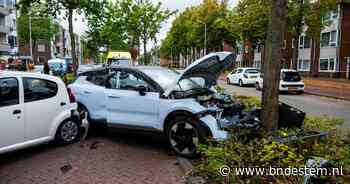 Bestuurster rijdt dwars door de bosjes en botst tegen geparkeerde auto’s in Breda