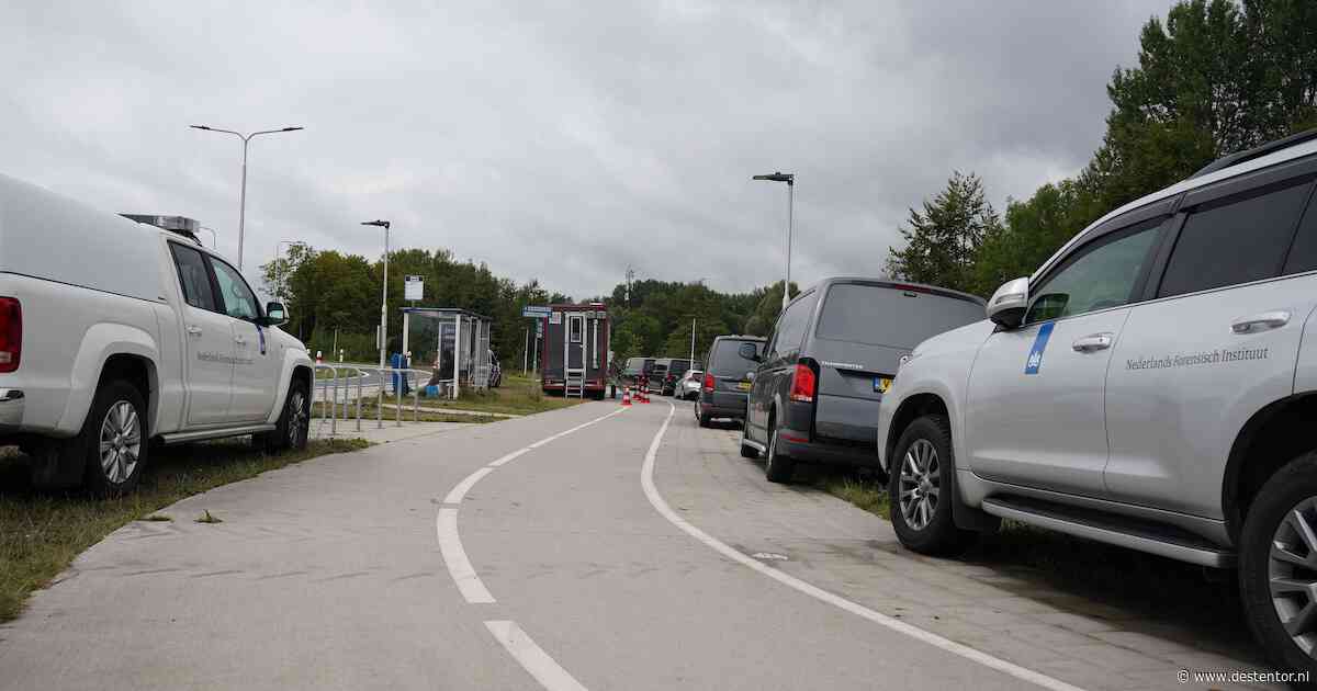 PD-unit en rits overheidsvoertuigen in bos tussen Dronten en Kampen